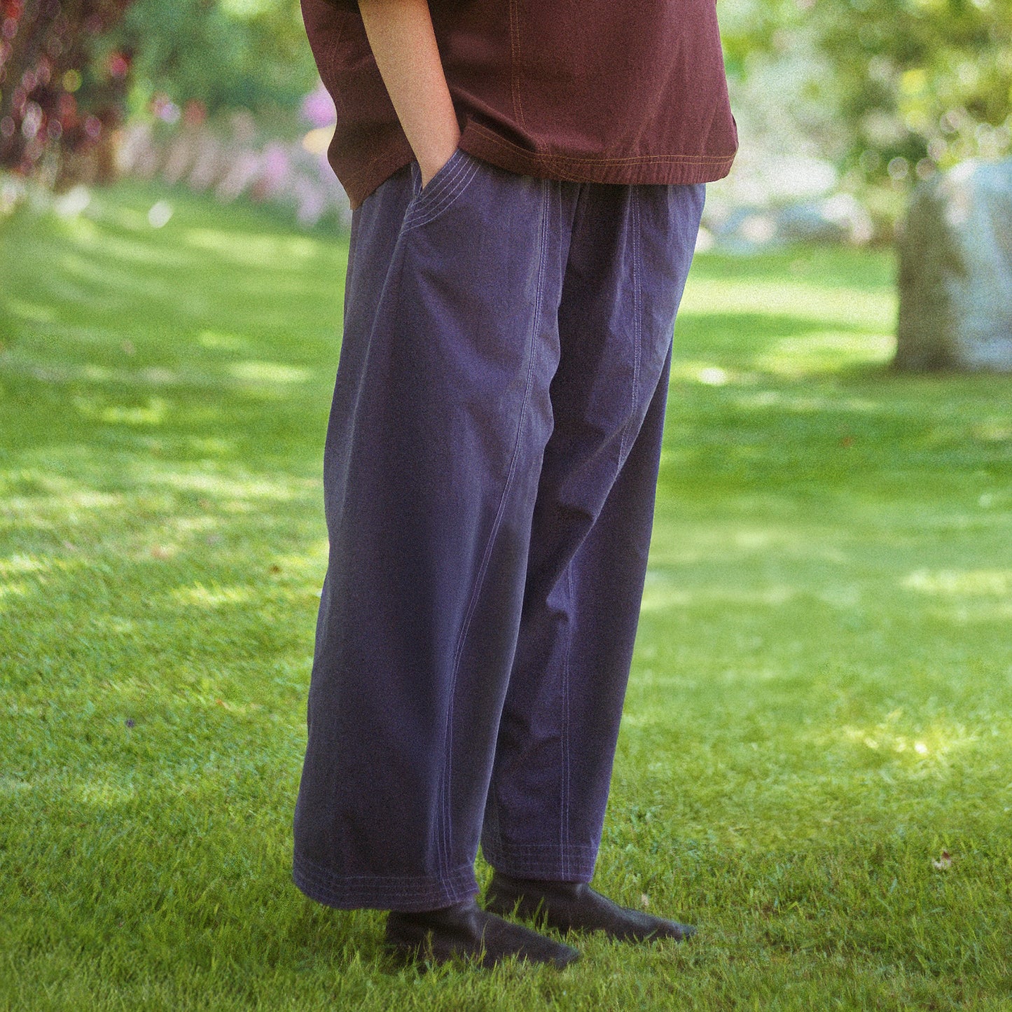 lightweight cosmos pants in dark